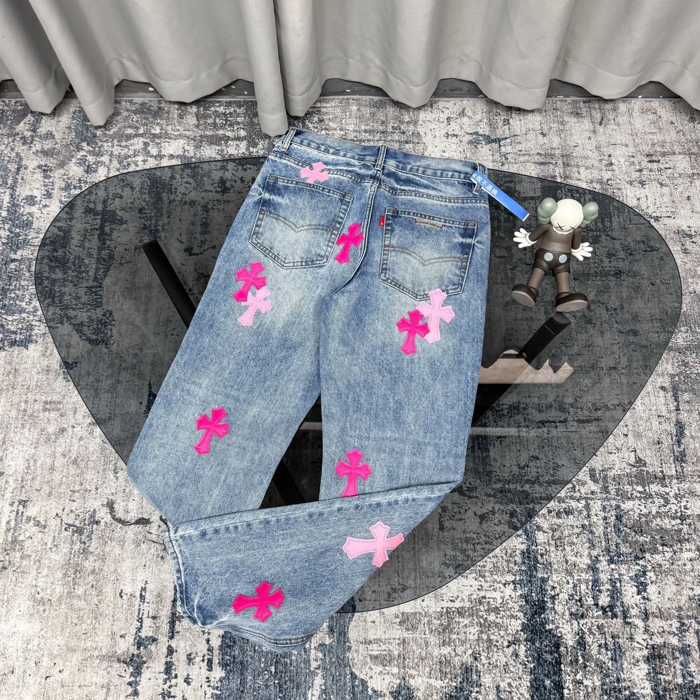 P260 Chrome Hearts 25FW CH Blue Pants Pink Leather Cross Bamboo Jeans. It adopts patchwork elements, mostly in the shape of a cross, and has glitter on the leather surface. Unique design, simple and elegant details, exquisite workmanship, the entire trousers are neatly routed, and the details are in place! It’s also so cool that both men and women can easily control it. It’s a gender-neutral trendy up version. Color: blue pants and pink leather Size: 28 30 32 34 36